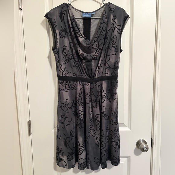 Vera Wang Dresses & Skirts - Vers Wang grey floral fitted waist swoop neck dress sleeveless